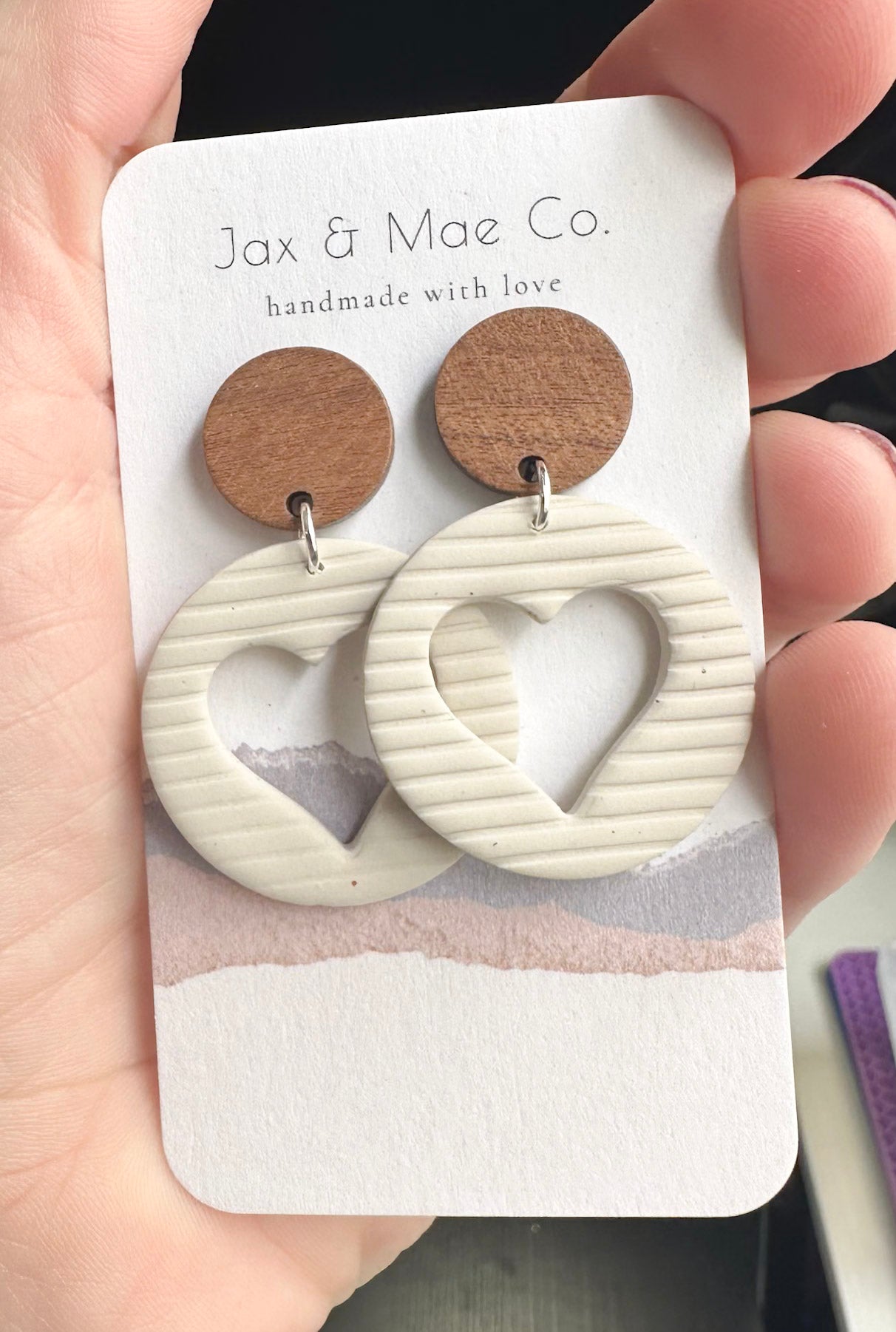 Hollow Circle w/ Heart